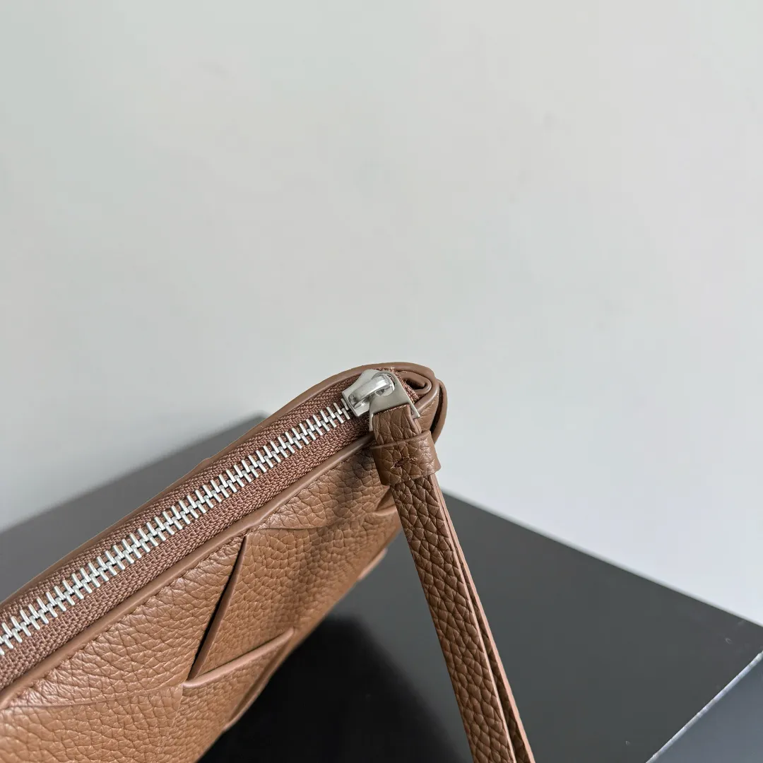 Batch 1660 Taurillon calf leather strap has natural texture, soft and thick texture, and is durable. It is a soft and luxurious leather material. It also makes the bag structure softer and fits the body comfortably when worn. Some people think it looks like pebbled calfskin, but pebbled calfskin is harder. Diago series bags use 3cm wide leather strips, so you can fully appreciate its textured appearance and soft feel. The subtle differences in texture design are proof of the uniqueness and authenticity of this luxurious material. I have to say that the feel is really great. Style number: 795632 Size: 33*23*2cm
